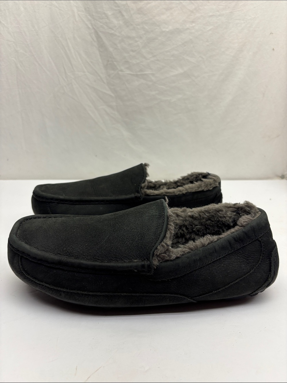 UGG Men's Black Fleece-Lined Slip-On Moccasin Slippers, size 11, box 31
